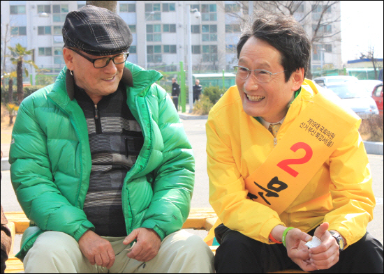 부산 북강서을에 출마한 민주통합당 문성근 후보