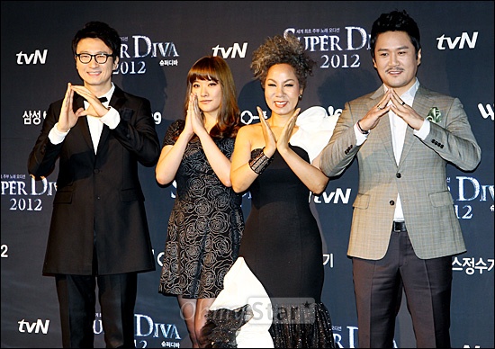  20일 서울 영등포 타임스퀘어 엠넷펌에서 열린 tvN <슈퍼디바2012> 제작발표회에서 심사위원인 주영훈, 호란, 인순이, JK김동욱이 디바를 상징하는 알파벳을 만들어 보이고 있다.