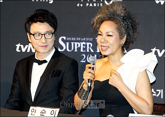  20일 서울 영등포 타임스퀘어 엠넷펌에서 열린 tvN <슈퍼디바2012> 제작발표회에서 심사위원인 인순이가 기억에 남는 참가자에 대한 이야기를 전하며 격려하고 있다.