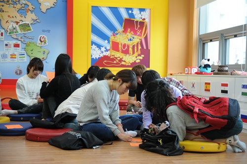 평택대 사회복지학과 학생들이 다문화 인식개선을 위한 수업에 참여해 실습하고 있다. 