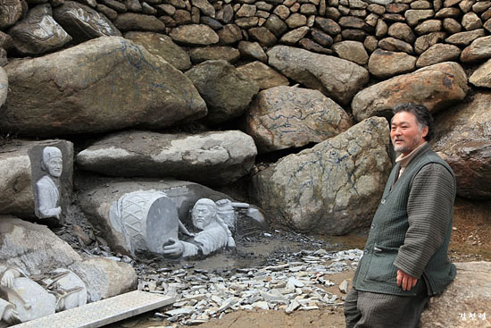삼성궁에서 바위에 조각을 새기고 있는 김원주 화가