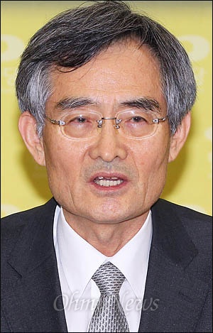 안병욱 민주통합당 비례대표 공천심사위원장이 20일 저녁 비례대표 명단을 발표한 뒤 기자간담회를 하고 있다.