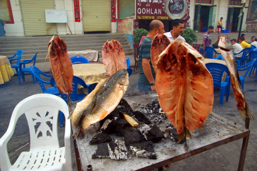 숯불 위에 꼬치에 생선을 꿔서 굽는 이색 요리.