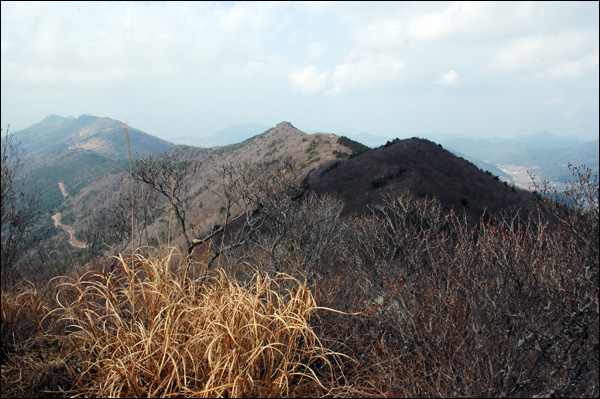 선자산 정상에서 바라 본 계룡산(왼쪽 끄트머리)
