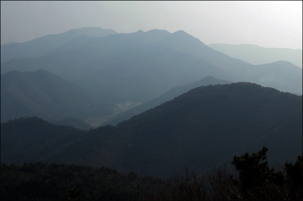 선자산 정상에서 바라 본 거제 제일봉인 가라산(왼쪽 뒤 높은 산)과 노자산(오른쪽 중간 끝 부분 봉우리)