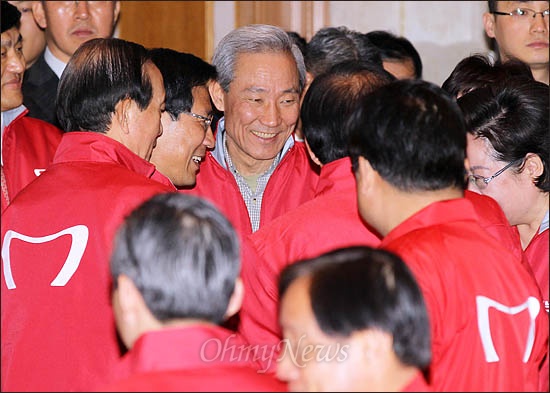 한미FTA 협상을 이끌었던 김종훈 전 통상교섭본부장이 지난 3월 21일 오전 국회 의원회관에서 열린 새누리당 중앙선대위 발대식 및 공천장 수여식에서 참석자들과 인사를 나누고 있다.