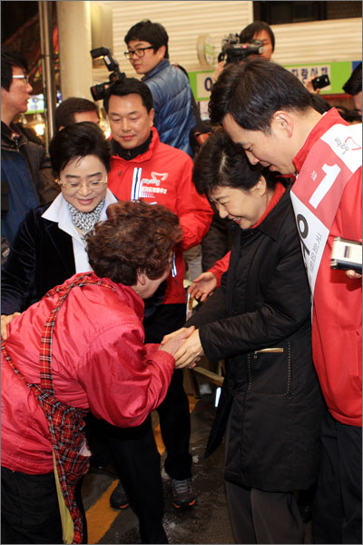 새누리당 박근혜 비상대책위원장이 22일 오전 경기도 군포시에 위치한 산본시장을 방문해 상인들과 인사를 나누고 있다.