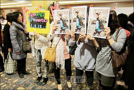  22일 오후 서울 소공동의 한 호텔에서 열린 KBS월화드라마 <사랑비> 제작발표회장 앞에서 배우 장근석의 팬들이 응원피켓을 들어보이고 있다.                  