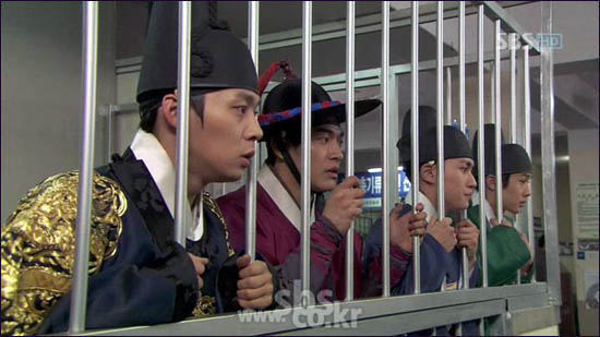  "궁으로 돌아가겠다"며 서울 시내를 헤집고 다닌 조선시대 4인방은 경찰에게 잡혀 졸지에 '부랑자 4인방'으로 전락한다. 