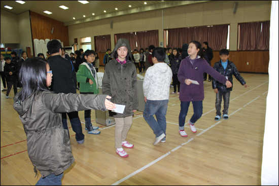 2012년도 태안초등학교의 학생회를 이끌어 갈 회장과 부회장을 뽑는 선거가 23일 진행됐다. 투표소 안은 투표참관인과 교사들의 통제로 질서있게 투표가 진행되고 있었다.