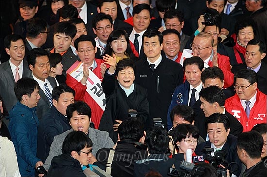 박근혜 새누리당 비상대책위원장이 23일 오전 대구 중구 서문시장을 찾아 시민들과 상인들에게 손을 흔들며 인사하고 있다.