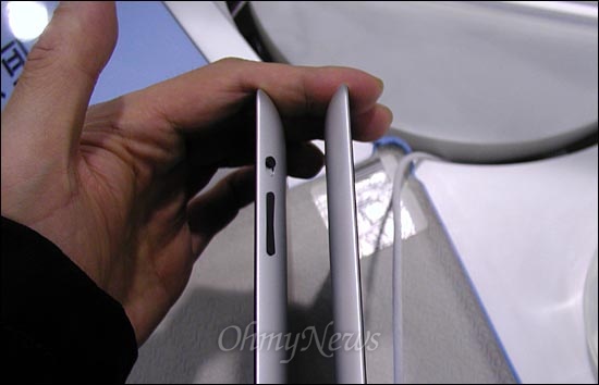 23일 종로 애플 제품 판매장에 전시된 뉴 아이패드(왼쪽)와 아이패드2. 뉴 아이패드가 0.6mm 더 두껍지만 맨눈으로 구분하긴 쉽지 않다. 