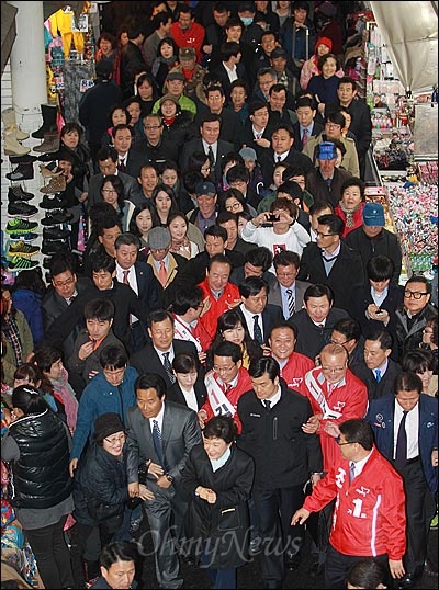 박근혜 새누리당 비상대책위원장이 23일 오전 대구 중구 서문시장을 찾아 상인들과 인사를 나누자, 수많은 인근 상인들과 시민들이 몰려들어 박 위원장의 뒤를 따르고 있다.