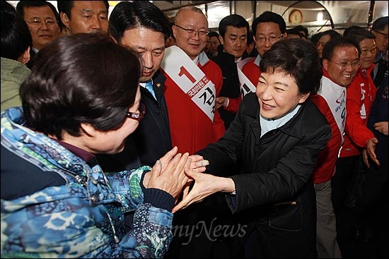 박근혜 새누리당 비상대책위원장이 지난 23일 오전 대구 중구 서문시장을 찾아 상인들과 인사를 나누고 지지를 호소하고 있다.