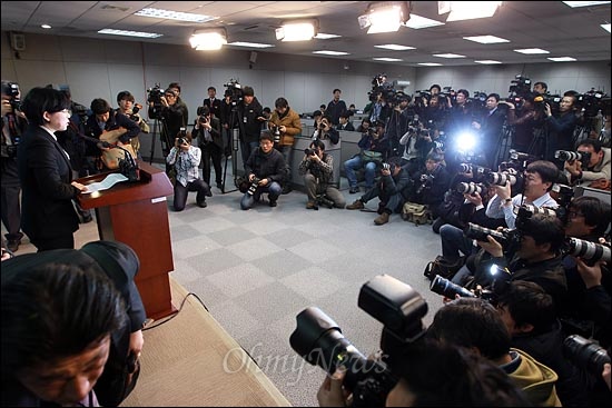 이정희 통합진보당 대표가 23일 오후 서울 관악을 야권단일후보 경선 과정에서 발생한 여론조사 조작에 대한 책임을 지고 총선 후보직 사퇴를 발표하고 있다.
