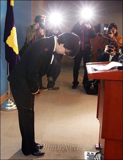 이정희 통합진보당 대표가 23일 오후 서울 관악을 야권단일후보 경선 과정에서 발생한 여론조사 조작에 대한 책임을 지고 총선 후보직 사퇴를 발표한 뒤 고개 숙여 인사를 하고 있다.