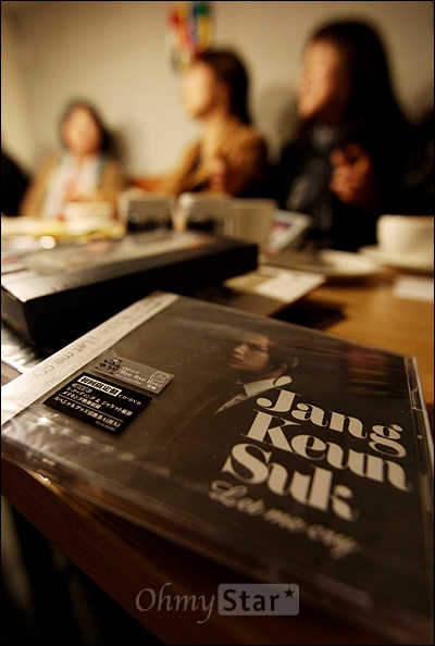  장근석 팬클럽 회원들이 9일 저녁 서울 삼청동의 한 카페에서 오마이스타와 만나 장근석과 팬들과의 인연 등을 소개하며 다양한 이야기를 전해주고 있다. 일본에서 발매된 CD+DVD가 포장이 뜯기지도 않은채 팬들에 의해 소장되어 있다.