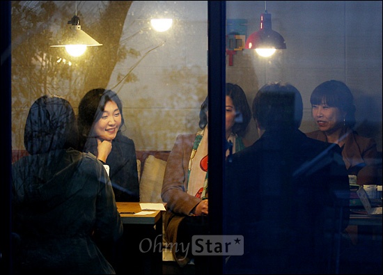  장근석 팬클럽 회원들이 9일 저녁 서울 삼청동의 한 카페에서 오마이스타와 만나 장근석과 팬들과의 인연 등을 소개하며 다양한 이야기를 전해주고 있다.