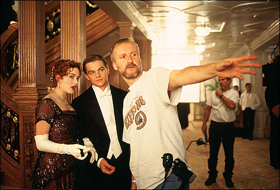  촬영 당시 주연배우 케이트 윗슬렛과 레오나르도 디카프리오에게 연기지도를 하고 있는 제임스 카메론 감독