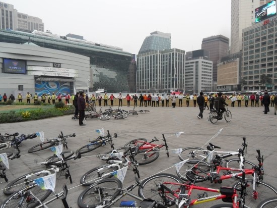 녹색자전거봉사단 등 생태환경단체 회원들이 3월 22일 낮 서울광장에서 손에 손을 잡고 물과 공기에 감사하는 생태띠잇기 행사를 벌이고 있다.

