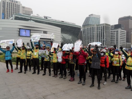 생태환경단체 회원들이 3월 22일 낮 서울광장에 모여 제20회 세계 물의 날을 맞아 “우리의 생명 물을 절약하자”는 캠페인을 펼치고 있다.
