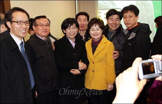  24일 오후 관악구 행운동에서 열린 제19대 총선 관악갑 <야권단일후보> 민주통합당 유기홍 후보 선거사무소 개소식에 관악을 <야권단일후보> 통합진보당 이상규 후보와 함께 참석한 이정희 통합진보당 대표가 개소식 참석자들을 일일이 찾아다니며 인사를 하던 중 참석자들의 요청으로 기념촬영을 하고 있다.