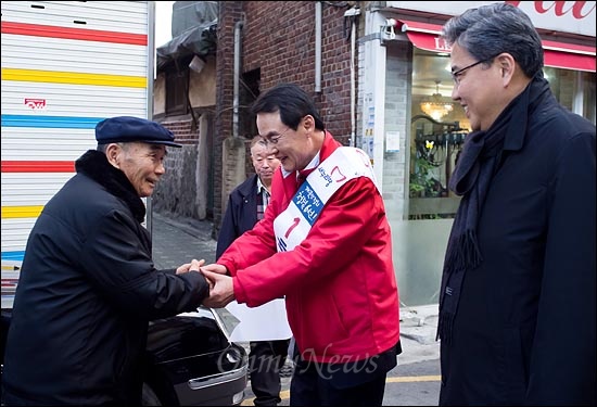 제19대 총선 서울 종로에 출마한 기호1번 홍사덕 새누리당 후보가 24일 오후 종로구 창신시장에서 박진 의원과 함께 유권자들을 만나 지지를 호소하고 있다.