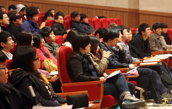 전남대학교 컨벤션홀에서 열린 '진보2012' 행사에 참여한 학생들과 시민이 유시민 대표의 강연을 듣고있다. 
