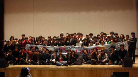 강연이 끝나고 행사에 참여한 학생들과 시민들이 유시민 대표와 기념 사진을 찍었다.