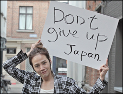  장근석과 팬클럽 회원들은 일본 대지진 피해 1년을 맞아 성금을 모았다. 