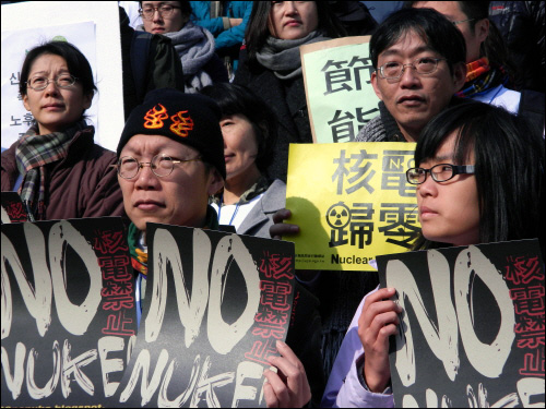 19일 오전 9시 세종문화회관 앞에서 열린 '핵안보정상회의 대항 주간 선포 및 핵없는 아시아 실현을 위한 기자회견'에 참석한 아시아 반핵 활동가들.
