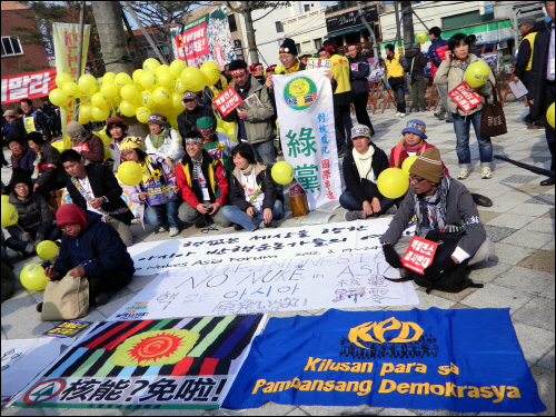 19일 강원도 삼척에서 열린 '핵없는 세상을 위한 원년 미사 및 반핵평화대행진'에 참여한 반핵아시아 포럼 참가자들.