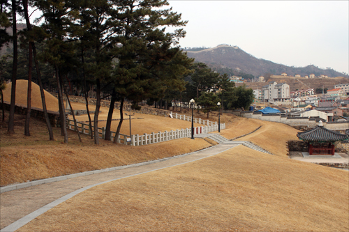 구지봉에서 돌아보는 수로왕비릉 묘역 전경. 오른쪽의 비각 안에 파사탑이 들어 있다.