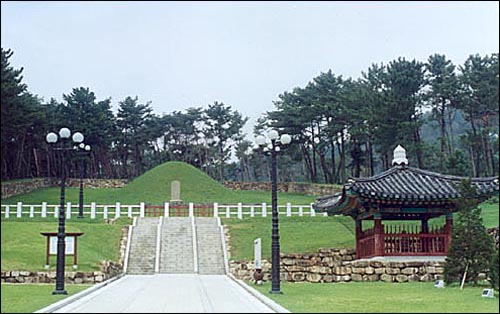 수로왕비릉과 파사각(오른쪽 비각)