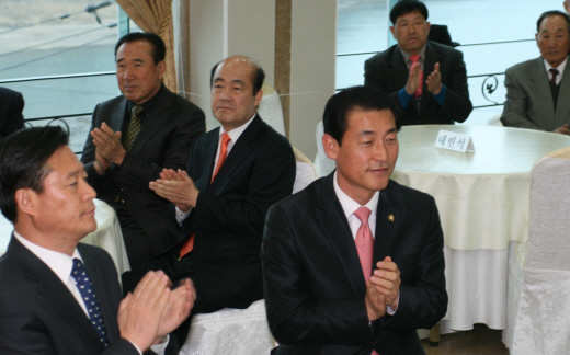 3월 23일 홍천군 산림조합장 이취임식장에서 서로 얼굴을 피하고 앉아 있는 조일현후보와 황영철후보