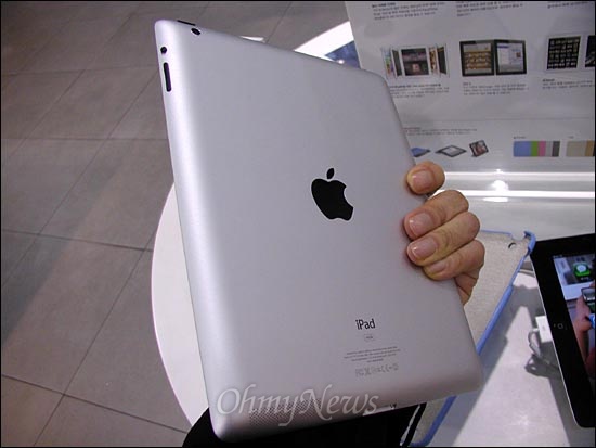 23일 종로 애플 제품 판매장에 전시된 뉴 아이패드 뒷모습