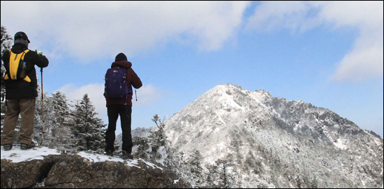  24일 오전 지리산 제석봉(1,808m) 주변에 봄을 시샘하는 눈이 내린 가운데 등산객들이 하얗게 핀 눈꽃을 감상하며 걷고 있다.
