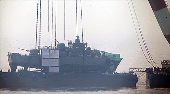 천안함 침몰 20일째인 2010년 4월 15일 오후 백령도 장촌포 함미 인양해역에서 천안함 함미부분이 해상크레인에 의해 바지선 위에 실려있다.
