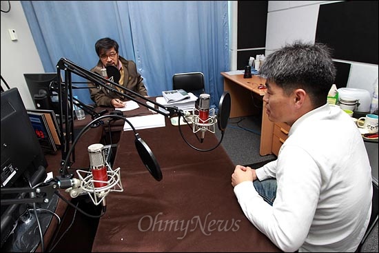 <오마이뉴스> 팟캐스트 방송 '이슈 털어주는 남자'(이털남) 스튜디오에서 진행자인 김종배 시사평론가와 이야기를 나누고 있다(자료사진).