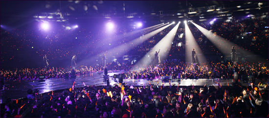  신화의 14주년 기념 콘서트 '더 리턴(2012 SHINHWA GRAND TOUR IN SEOUL-THE RETURN)이 3월 24일과 25일 양일간 서울 올림픽공원 내 체조경기장에서 열렸다.   