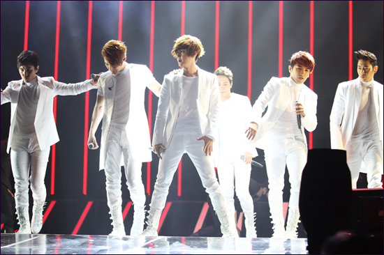  콘서트의 두 번째 날인 25일, 신화 멤버들은 백조를 상징하는 흰색 무대 의상을 입고 등장해 2집 타이틀곡 'T.O.P'를 열창했다. 