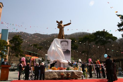 안중근 장군 순국 100주년이던 2010년 3월 26일, 경기도 안성시 양성면 미산리 유무상통마을 미리내실버타운 마당에 안중근 장군 동상이 세워지고 제막식이 거행되었다.  