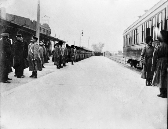 안중근 장군의 의거 직전, 이토 히로부미의 도착을 기다리고 있던 하얼빈 역 플랫폼 풍경이다.