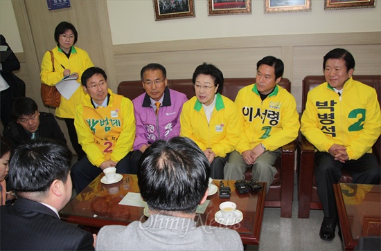 26일 오전 대전을 방문한 한명숙 민주통합당 대표가 중앙로 지하상가 운영위원회 사무실에서 간담회를 열고 있다.
