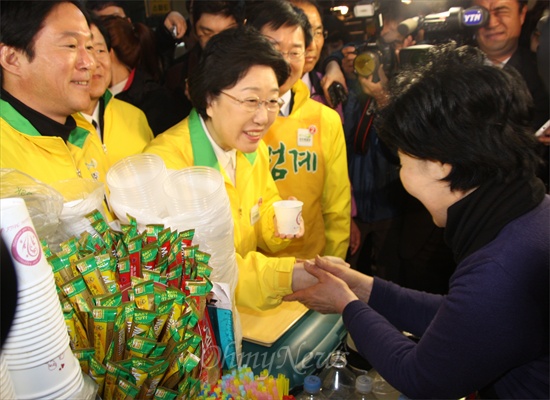 26일 오전 대전을 방문한 한명숙 민주통합당 대표가 중앙로 지하상가에서 상인들을 만나 지지를 호소하고 있다.