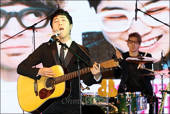  버스커버스커의 장범준(보컬, 기타)이 26일 오후 서울 영등포 타임스퀘어에서 열린 쇼케이스에서 멋진 연주와 함께 열창을 하고 있다.