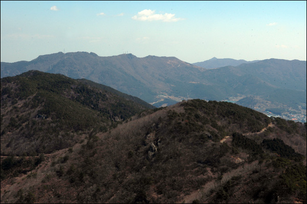 산방산 정상에서 바라 본 계룡산(왼쪽 높은 산)과 옥녀봉(중간 오른쪽 뾰족한 봉우리)