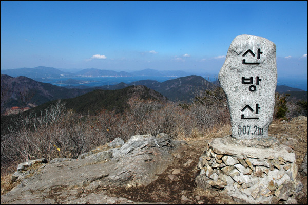 거제 서쪽에 위치한 거제 11대 명산 중 여섯 번째 높이인 산방산(507.2m)