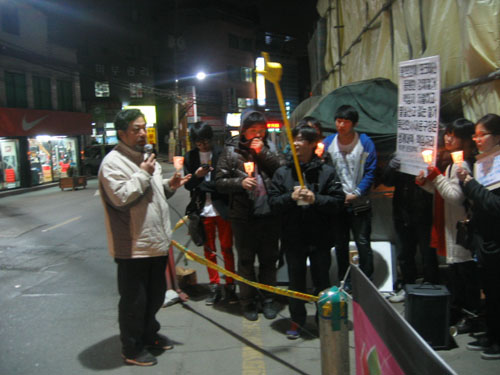 지난 21일 열린 제7차 '북아현동 강제철거 중단'을 위한 촛불문화제에서 농성중인 이선형씨가 발언하고 있다.  