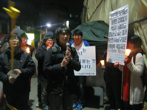 지난 21일 열린 제'북아현동 강제철거 중단'을 위한 7차 촛불문화제에서 진보신당 청소년위원회의 이장원 당원이 발언하고 있다.  